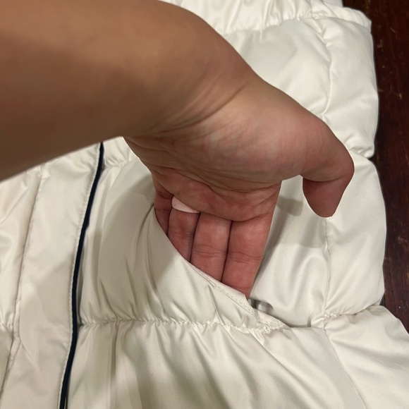 Tommy Hilfiger white puffer vest with pockets and embroidery detail - Picture 7 of 14